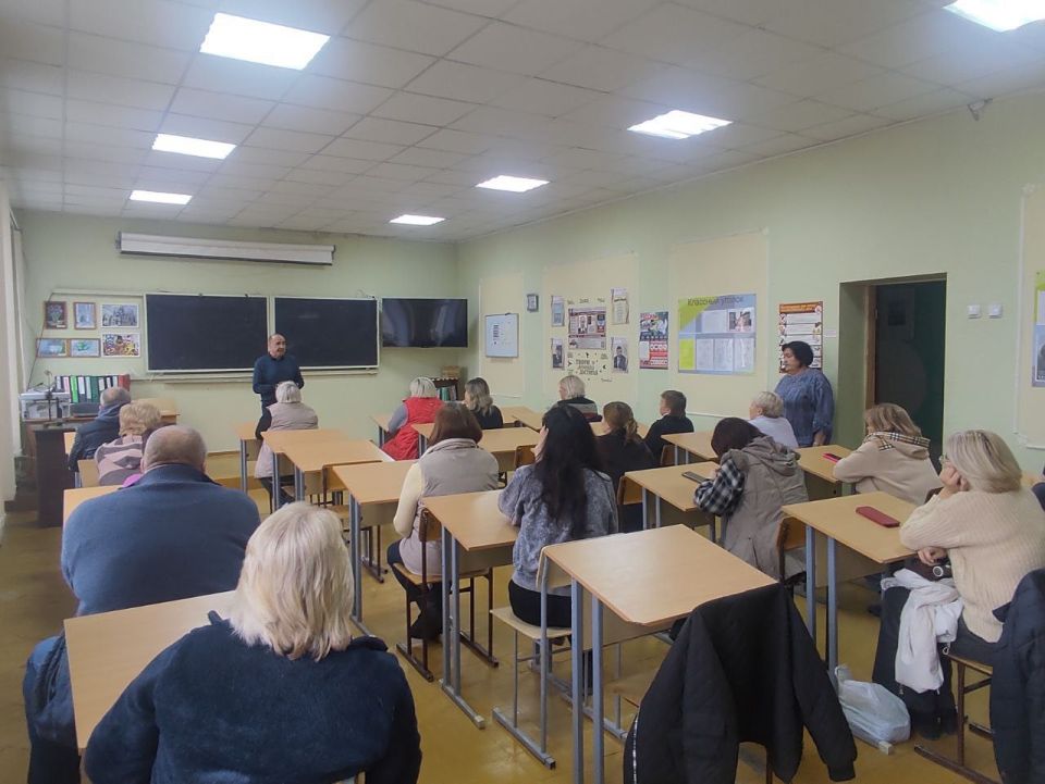 Сегодня, 10 ноября, депутат Макееевского городского совета Александр Подгорный провел встречу с трудовым коллективом Государственного бюджетного профессионального образовательного учреждения «Макеевский техникум промышленных...