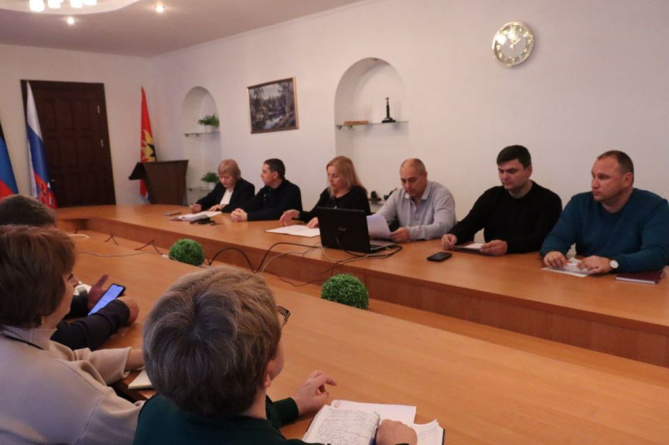 Сегодня, 11 ноября, Председатель Торезского городского совета Донецкой Народной Республики Александр Казмерчук совместно с депутатским корпусом приняли участие в публичных слушаниях по проекту решения Торезского городского...