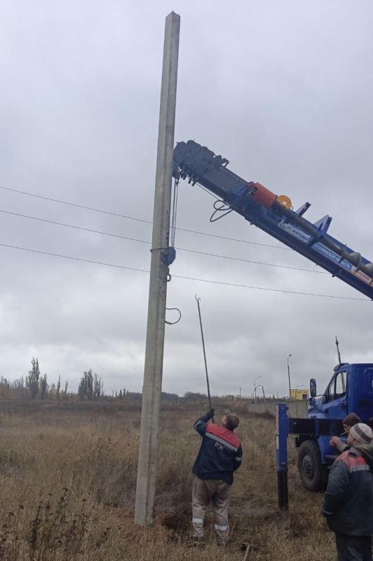 Сахалинские электрики установили новые опоры ЛЭП в шахтерском микрорайоне «Восточный»
