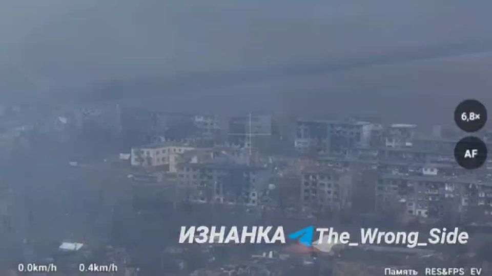 Российские военные сняли новый удар авиабомбой ФАБ-3000 с УМПК по позициям ВСУ в Мирнограде, видео Telegram-канала "Изнанка"