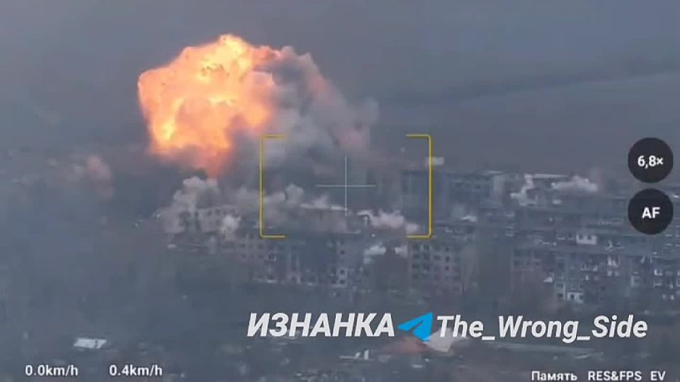 "Трешка" – это просто бомба: ВКС РФ снесли позиции ВСУ в Мирнограде авиабомбой ФАБ-3000, сообщает Telegram-канал "Изнанка"