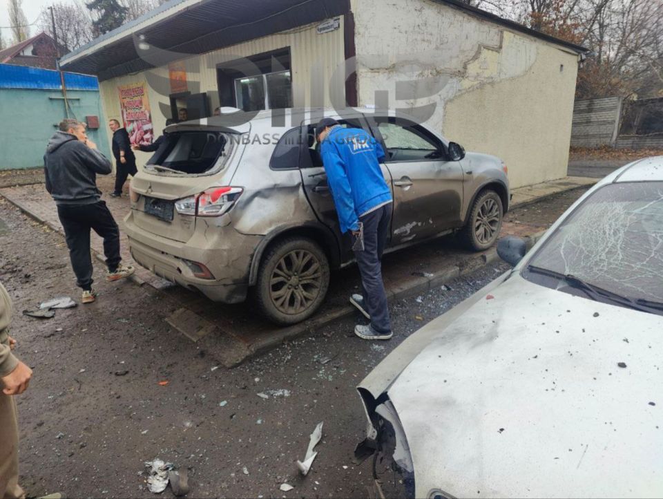 В Горловке дрон ВСУ ударил по парковке у продуктового магазина