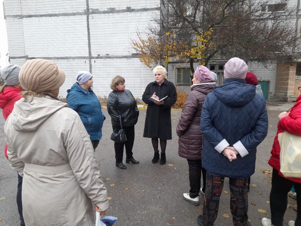 Начальник Амвросиевского территориального отдела Светлана Тимофеева провела встретилась с жителями улицы 12 Декабря в пгт Новоамвросиевское