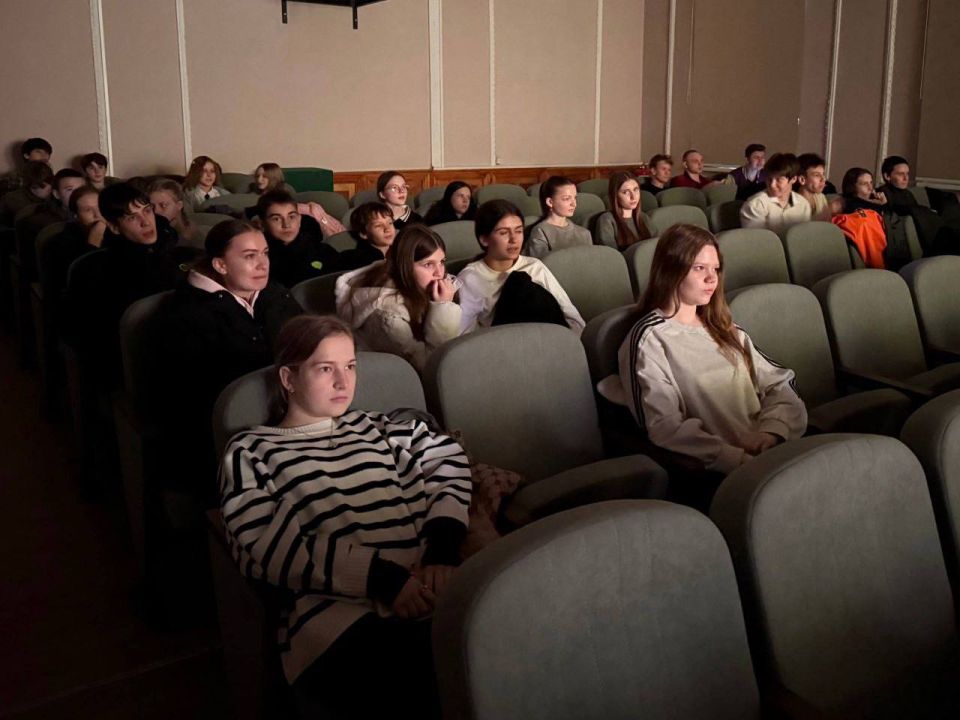 12 ноября в г. Харцызск в кинотеатре «Харцызск» состоялась трансляция российского военного исторического фильма «Красные ленты»