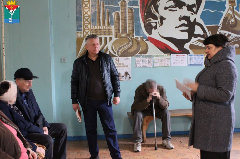 Сегодня в общежитии г. Енакиево заместитель Главы Администрации муниципального округа Александр Грибанов провел встречу с эвакуированными гражданами Краснолиманщины