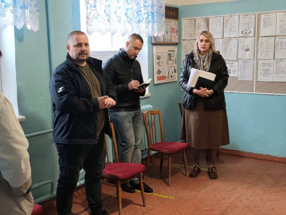 Вчера, 11 ноября, первый заместитель главы Администрации городского округа Харцызск Олег Захаров провел встречу с трудовым коллективом Амбулатории №1 в пгт Зуевка