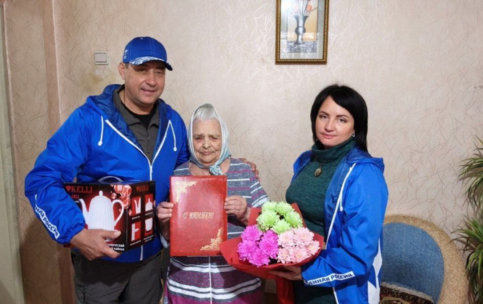 Константин Зинченко: Поздравил с 90-летием Нину Григорьевну Мацегору, жительницу Волновахи