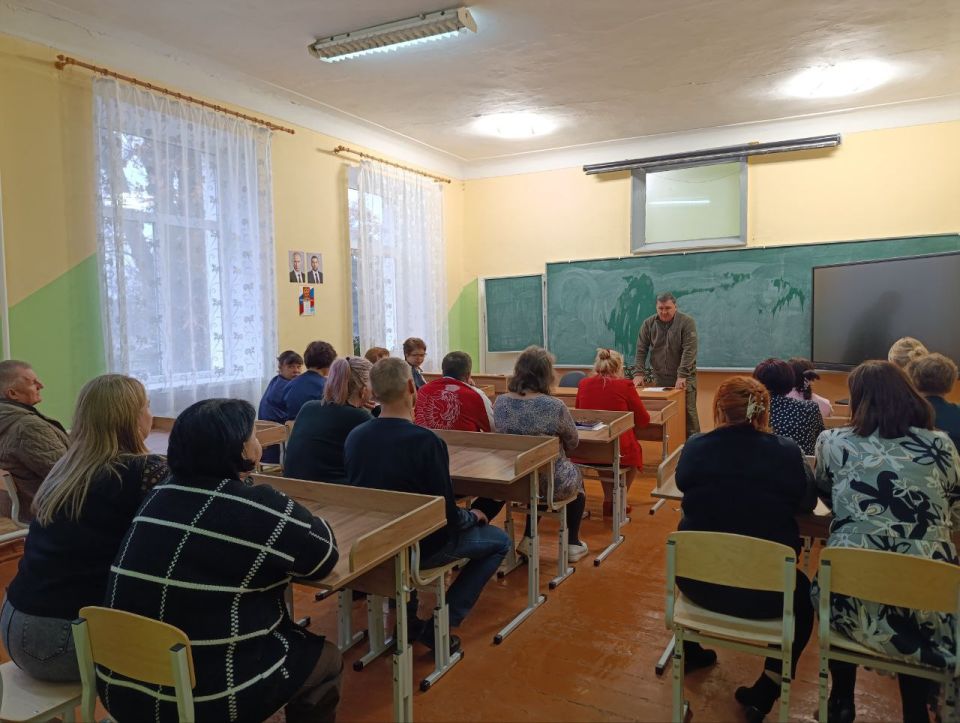 Глава Амвросиевского муниципального округа Игорь Лызов встретился с трудовым коллективом Лисиченской школы