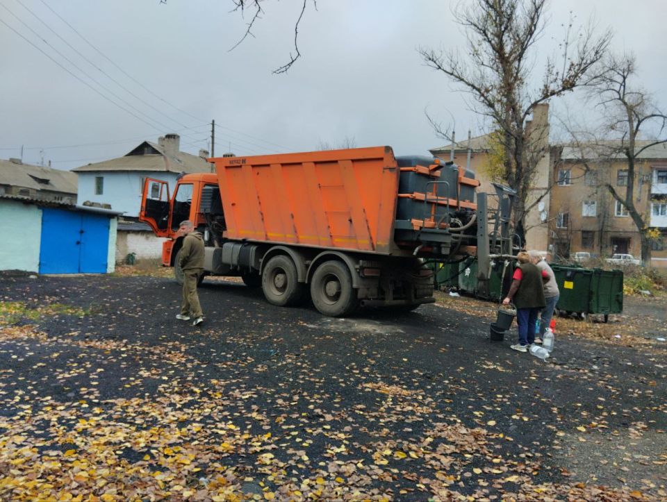 11 ноября, в Кировском внутригородском районе был организован подвоз воды для жителей домов, в которые в установленный графиком день не поступила вода