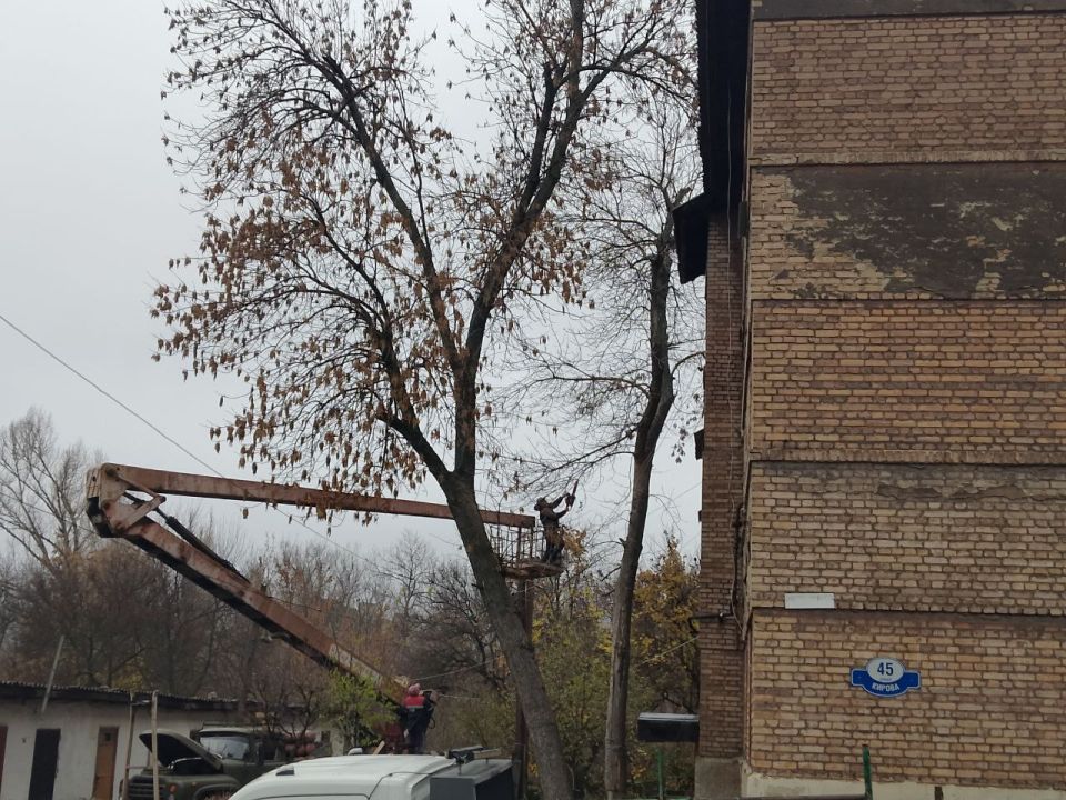 12 ноября, с целью обеспечения безопасности жизнедеятельности населения и предупреждения возникновения аварийных ситуаций проведены работы по обрезке деревьев возле дома № 45 по ул. Кирова