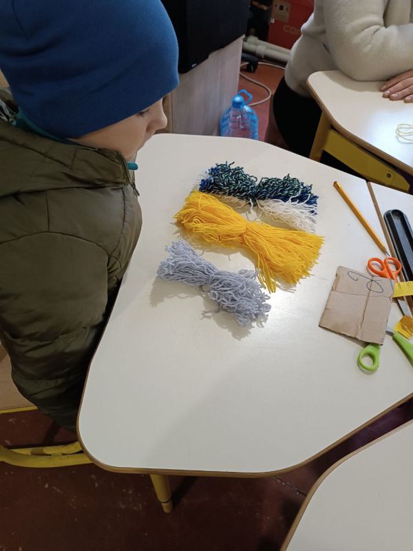 Творческое занятие "Птички-синички" прошло 11 ноября в МБУ "Светлодарский ДК" п.Новолуганское (руководитель Колесникова А.)