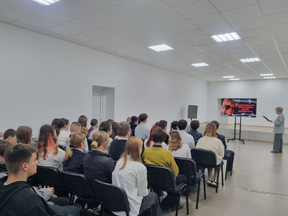 7 ноября во Дворце культуры им. М. И. Калинина прошел информационный час «Нет фашизму!», приуроченный к Международному дню против фашизма, расизма и антисемитизма