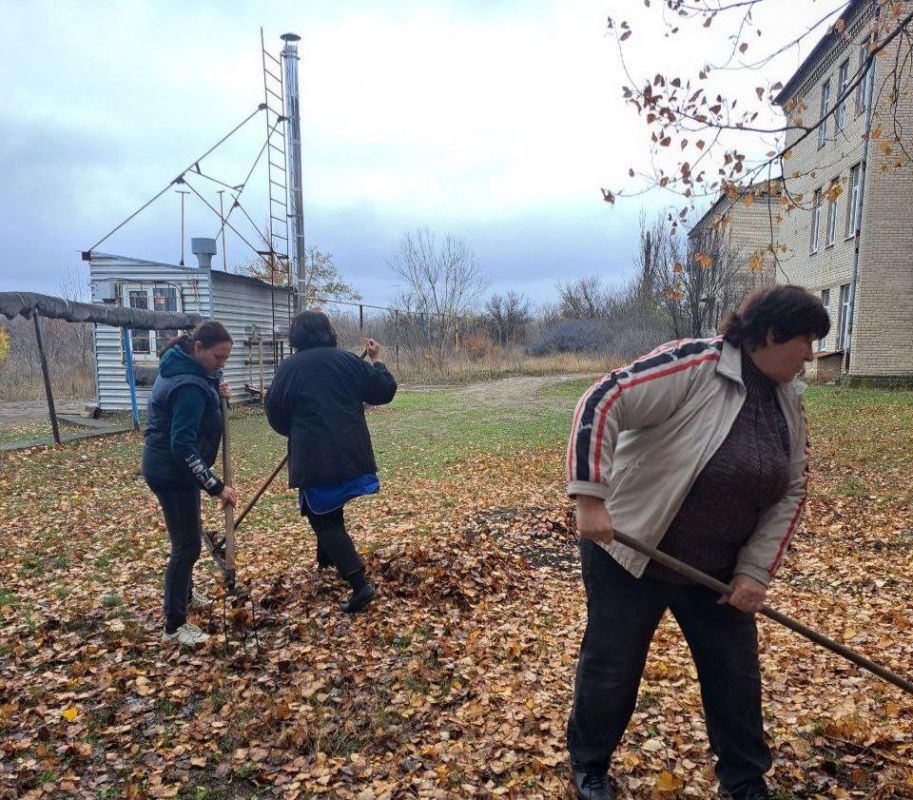 Сегодня 10.11.2025года в пгт.Луганское прошел экологический субботник.Работники школы,детского сада,амбулатории, "Воды Донбасса"приняли участие в уборке листвы,мусора.Огромное спасибо всем принявшим участие в субботнике