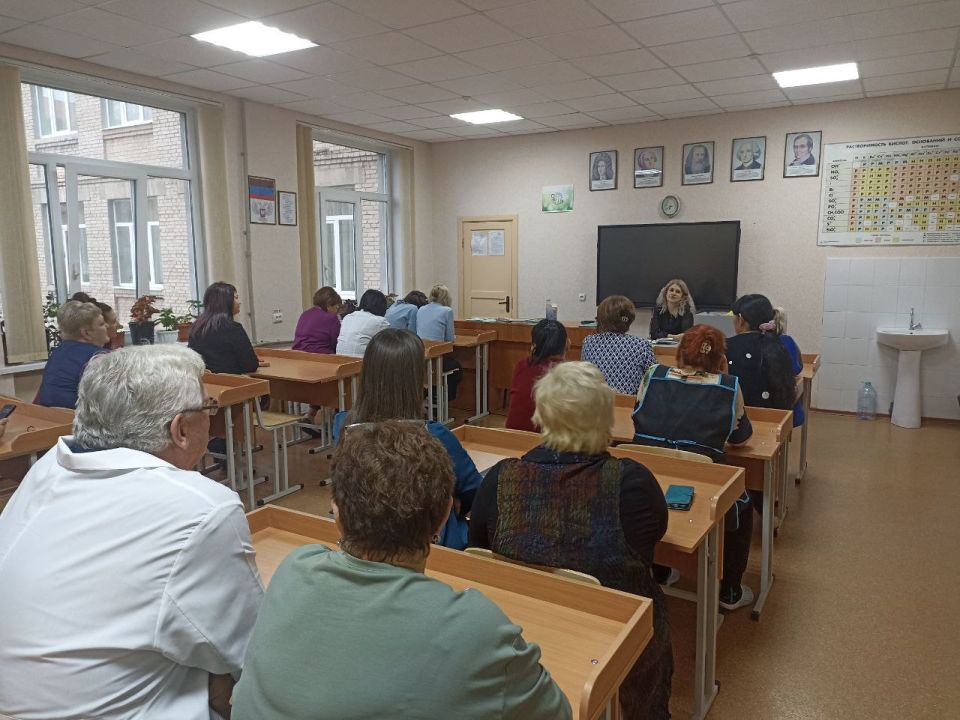 Заместитель главы администрации Амвросиевского муниципального округа Татьяна Разводова провела встречу с трудовым коллективом детского дома «Росток»