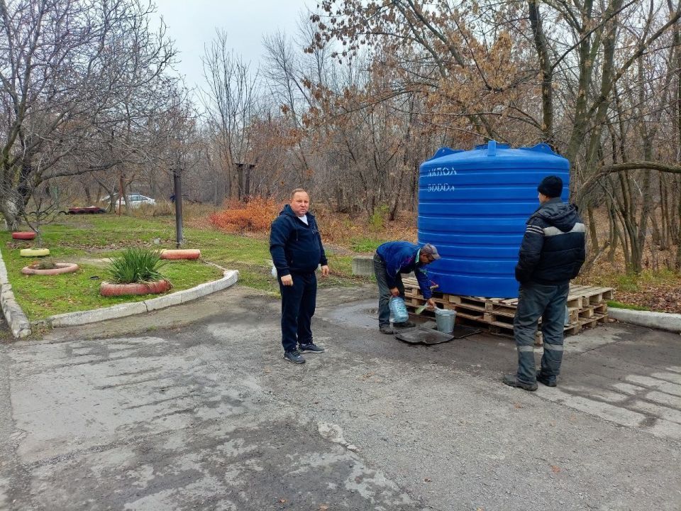 В рамках протокольного поручения Главы Республики Дениса Пушилина депутат Торезского городского совета Василий Лавришин проконтролировал своевременное наполнение ранее установленной ёмкости по ул. Кировоградская