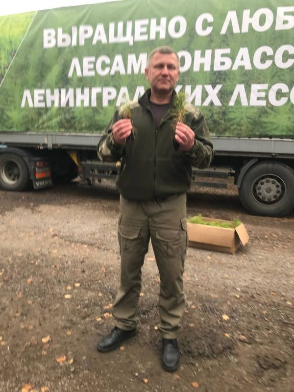 Сегодня на территории ГБУ ДНР «Амвросиевский лесхоз» состоялась передача Министерству природных ресурсов и экологии ДНР 740 тысяч сеянцев сосны обыкновенной для лесовосстановления Донецкой Народной Республики