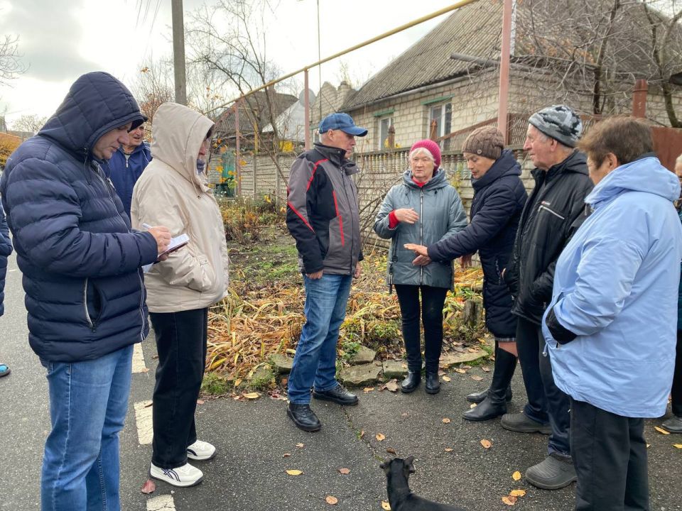 Евгений Поплавский: Встреча с жителями Зугрэса: решаем вопросы освещения, тротуаров и энергоснабжения
