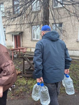 Всегда поможем!. Первые совместно с «Единой Россией» организовали помощь пожилым людям — добровольцы доставили им питьевую воду прямо на дом