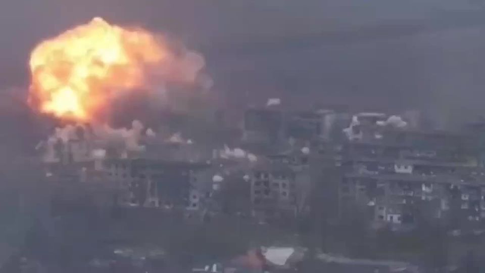 Прилет ФАБ-3000 по позициям ВСУ в городской застройке Мирнограда