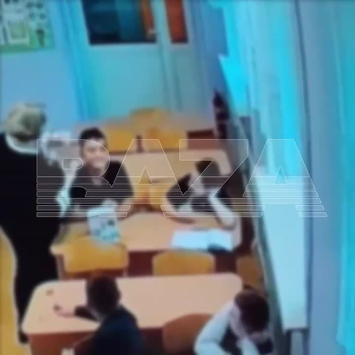 Угрожает стульями и заклеивает рты скотчем — необычные уроки воспитания от учительницы из Приморья