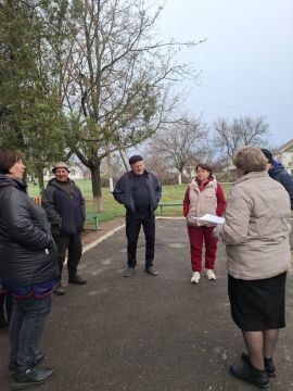 Сегодня начальник Коньковского территориального отдела Администрации Тельмановского округа провела встречу с жителями села Коньково, на которой обсудили такие вопросы: