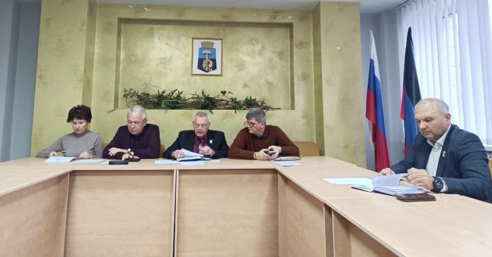 РАБОТА КОМИТЕТОВ. Евгений Куглер провел заседание постоянного комитета по вопросам финансов и бюджета Донецкого городского совета с участием заместителя главы администрации - директора Департамента финансов администрации...