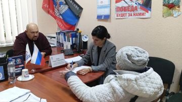 Депутат #Комитет_по_здравоохранению_охране_материнства_и_детства Андрей Боряк провёл прием граждан в приемной партии «Единая Россия» в Калининском районе Донецка