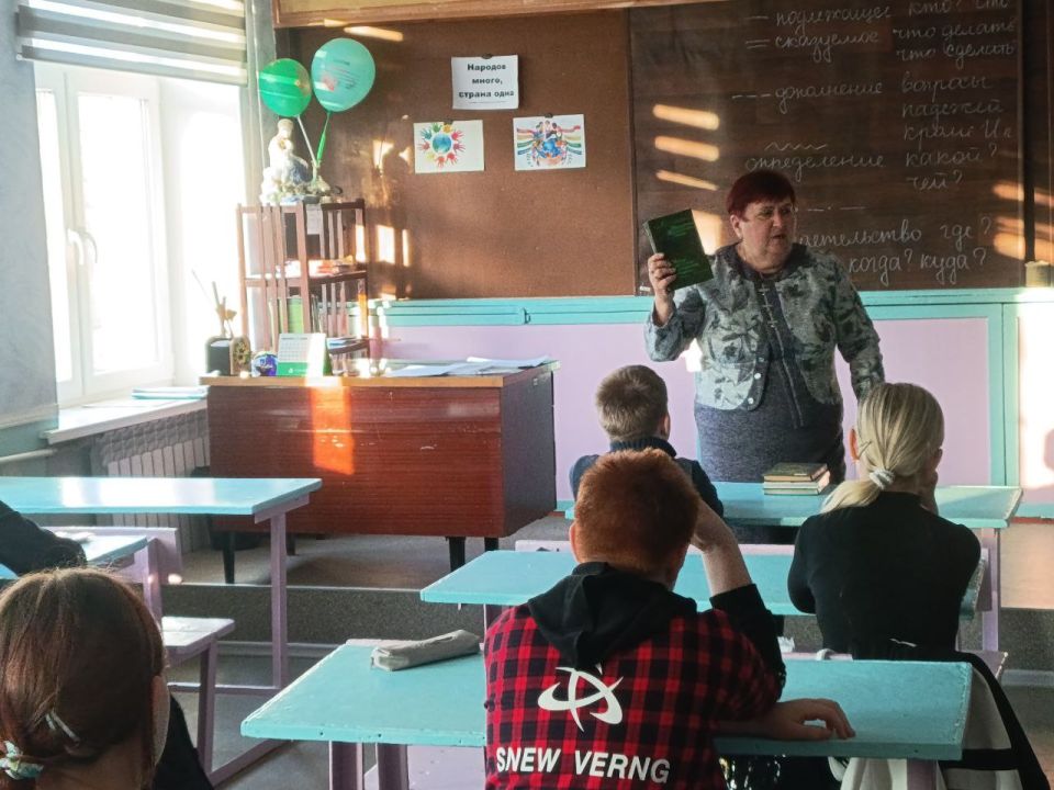 К международному дню толерантности библиотекарь библиотеки-филиала №1 для учащихся 5 класса ГБОУ "Школа №4 г. о. Дебальцево" провела, этнографический час «Народов много, страна одна»