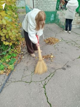 Первые всегда рядом. Активисты волонтерского отряда школы №5 оказали адресную помощь одной из пожилых жительниц нашего города, убрав придомовую территорию