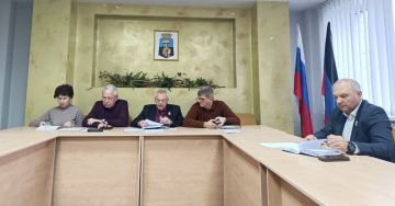 РАБОТА КОМИТЕТОВ. Евгений Куглер провел заседание постоянного комитета по вопросам финансов и бюджета Донецкого городского совета с участием заместителя главы администрации - директора Департамента финансов администрации...