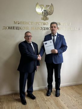 Андрей Крамар: Четверг начался с рабочего совещания в Министерстве культуры ДНР: вместе с министром Михаилом Васильевичем Желтяковым занимаемся подготовкой мероприятий, которыми Республика отметит 90 лет со дня рождения...