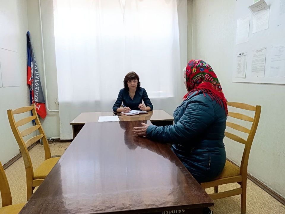 На приём к заместителю главы администрации Амвросиевского муниципального округа Елене Крюковой обратилась жительница с вопросами социального характера