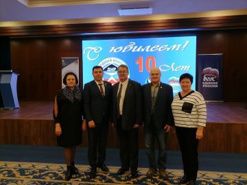 Единороссы Амвросиевского местного отделения Всероссийской политической партии "Единая Россия" приняли участие в торжественном мероприятии, посвященном десятилетию "Народного контроля"