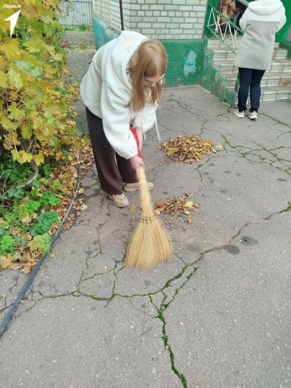 Первые всегда рядом. Активисты волонтерского отряда школы №5 оказали адресную помощь одной из пожилых жительниц нашего города, убрав придомовую территорию
