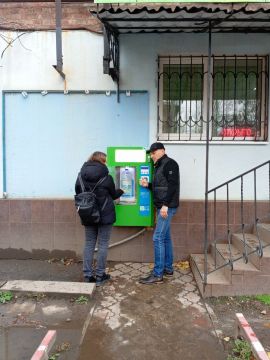 Роман Конев: 13 ноября 2025 года депутаты Горловского городского совета от фракции «Единая Россия» – Павел Калфакчиян и Геннадий Маюров – развезли воду и посетили места подвоза воды