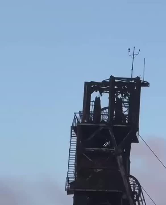 Видео поднятия триколора над шахтой в Мирнограде