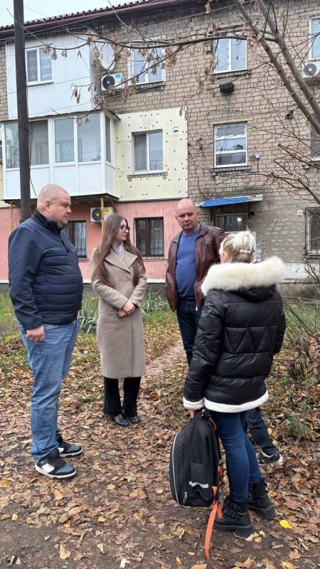 Депутаты Народного Совета Игорь Матрус, Павел Минаков и Петр Потапенко провели сход граждан в Красногвардейском районе города Макеевки, на улице Кольцевая