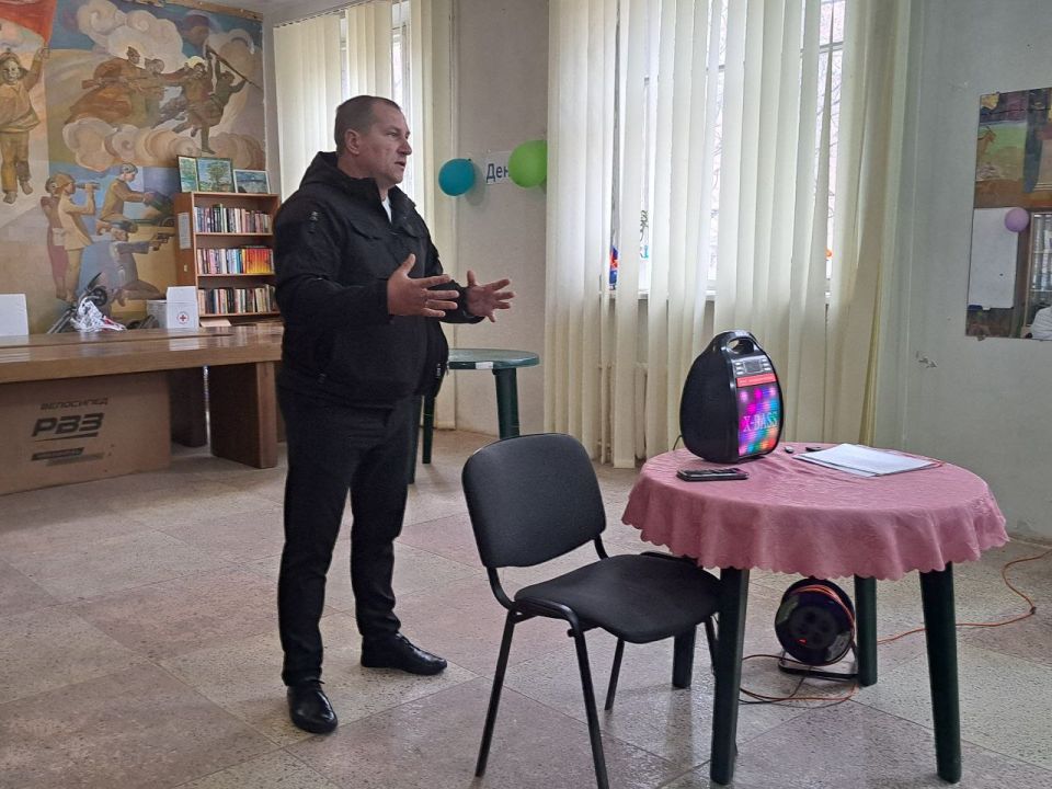 Сегодня, 13.11.2025, заместитель главы администрации городского округа Дебальцево Валерий Иванович Бессараб провел встречу с населением города Светлодарск