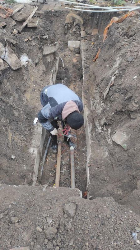 Колымские слесари-сантехники помогли ликвидировать коммунальную аварию в Ждановке