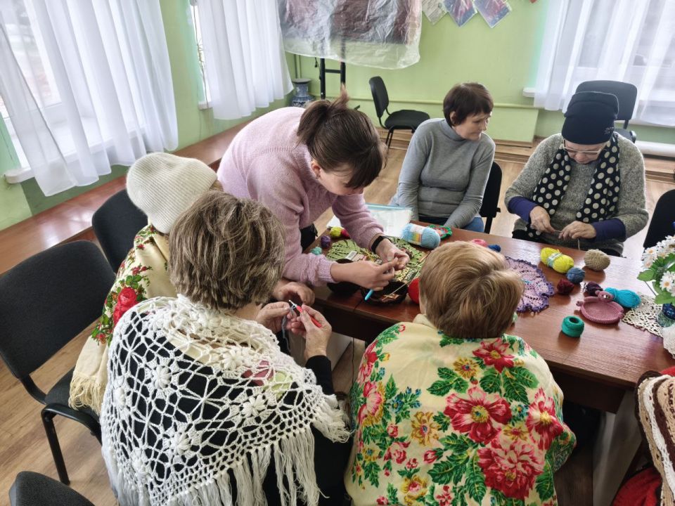 «ВОЛШЕБНАЯ ПЕТЕЛЬКА». В четверг, 13 ноября 2025 года, в мини - студии декоративно - прикладного искусства «Творческий мир» МБУ «Дворец культуры имени Владимира Маяковского городского округа Торез» состоялся мастер - класс по...