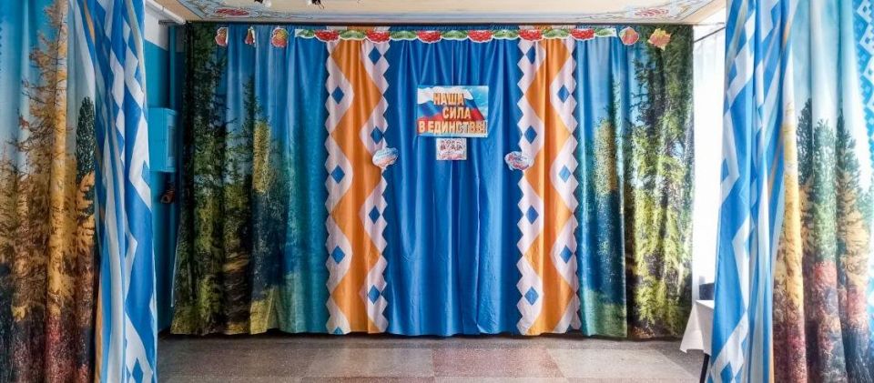 Учреждение Надымского района ЯНАО передало одежду для сцены в Зачатовский сельский дом культуры Волновахского округа