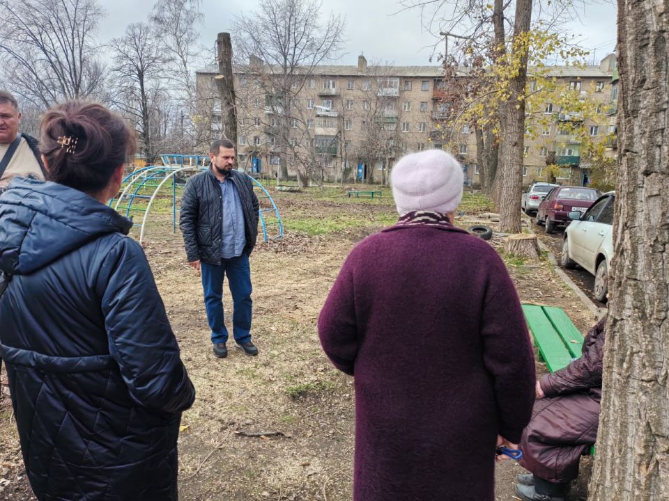 Председатель общественного совета Александр Горянный провел встречу с жителями дома №38 по улице Молодежной в Амвросиевке