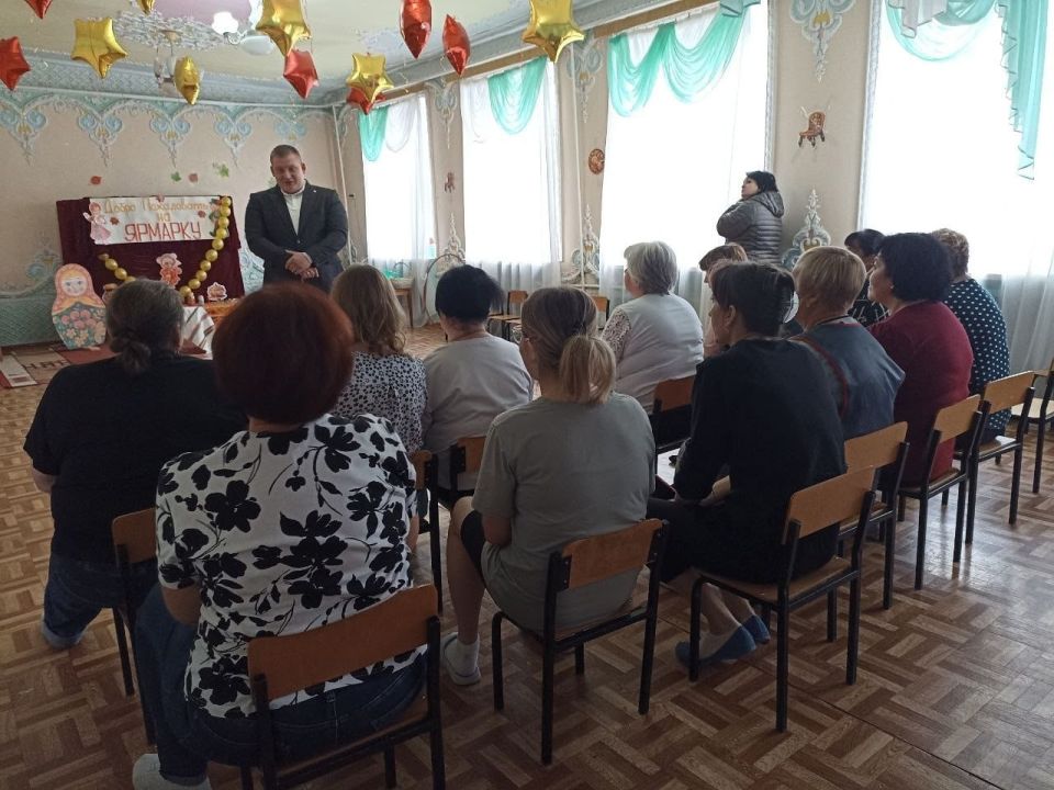 Сегодня начальник Новосветского территориального отдела Дмитрий Пасько провел встречу с трудовым коллективом Новосветского детского сада "Ромашка"