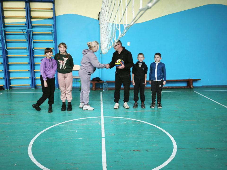 14. 11. в МБУ "Светлодарский ДК" п.Новолуганское прошёл мастер-класс по волейболу для начинающих спортсменов
