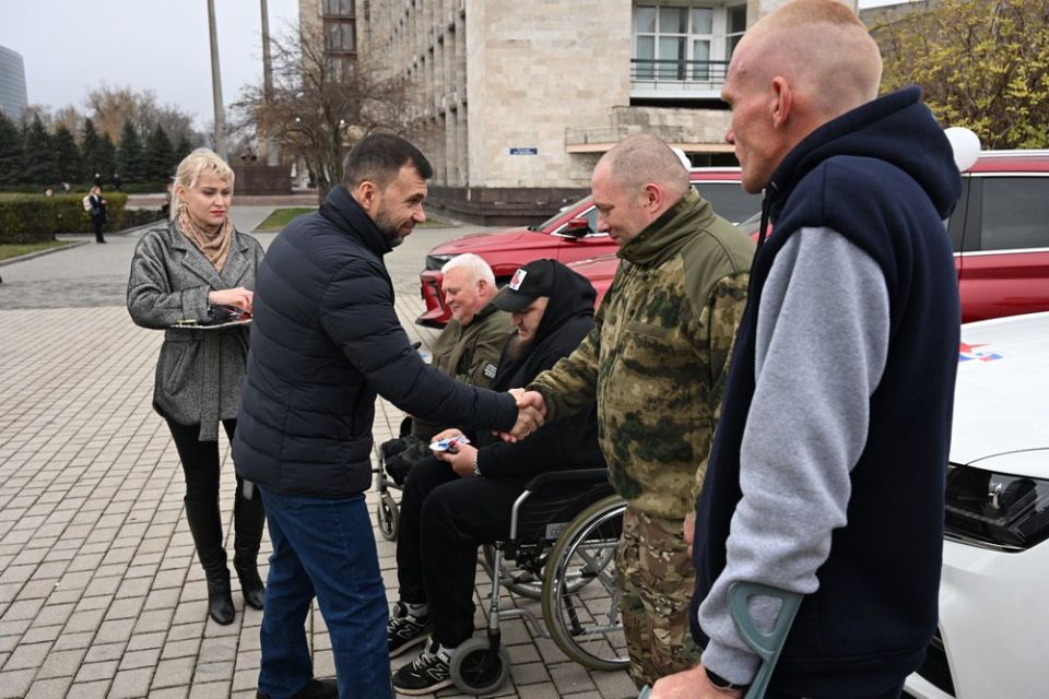 Глава ДНР Денис Пушилин вручил пятерым ветеранам боевых действий Донецкой Народной Республики ключи от автомобилей