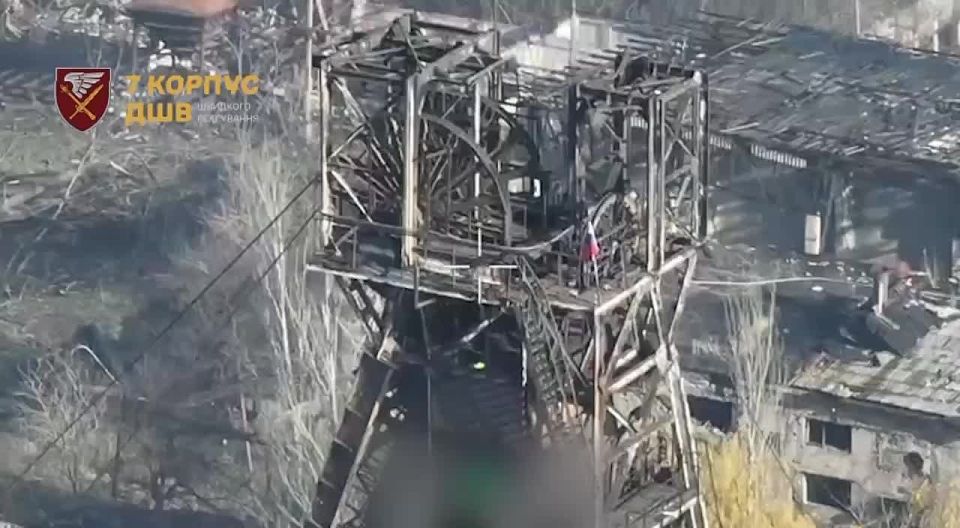 В Мирнограде впервые был поднят российский флаг, для сбития которого ВСУ предприняли определенные усилия