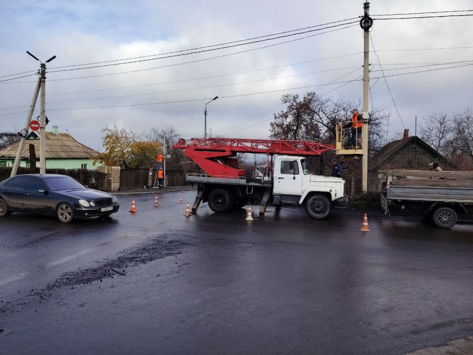 По многочисленным обращениям жителей Администрация Шахтерского муниципального округа совместно с ГУП ДНР «Специализированная монтажно-эксплуатационная организация» приступили к ремонтно-восстановительным работам светофора на...