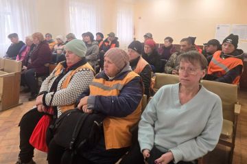 Первый заместитель главы администрации городского округа Дебальцево Максим Вельма встретился с трудовым коллективом Участка № 6 Енакиевского филиала единого регионального фонда по управлению МКД в г.Светлодарск