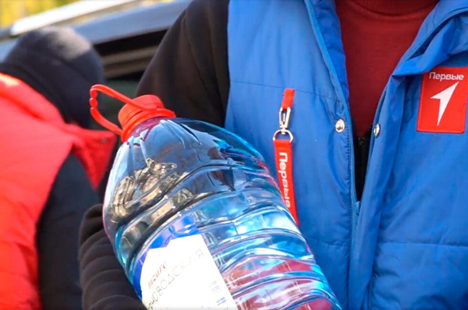 Волонтеры доставили свыше тонны воды маломобильным жителям на западе Донецка