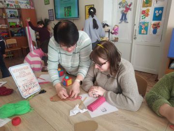 14 ноября 2025 года в ГБУ ЦСРИДИ г. Дебальцево прошло увлекательное занятие, посвященное теме рукоделия